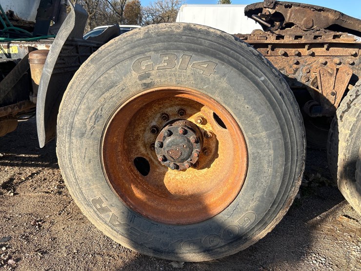 #6903-•-1995-volvo-gm-wg64t-tandem-axle-day-cab-semi-tractor-(has-wi-title)-image-23