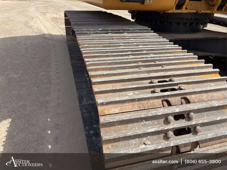 2017-caterpillar-323-image-13
