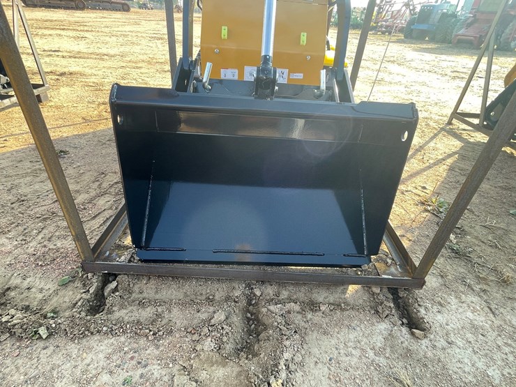 #3238-•-agt-mx-crt23-compact-track-loader-image-11