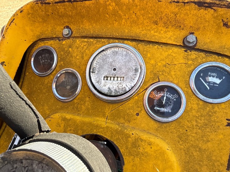 #6925-•-massey-ferguson-mf-30-industrial-tractor-with-front-loader-and-rear-box-scraper-image-14