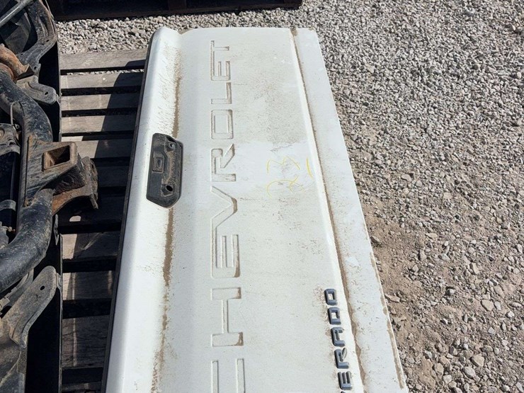 2022-chevy-2500-hd-tail-gate-and-2022-chevy-2500-hd-rear-bumper-image-2