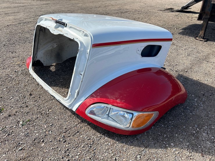 #6944-•-(1)-semi-truck-hood-assembly-image-3