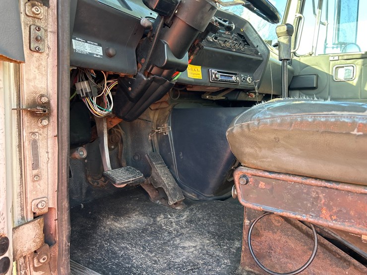 #6903-•-1995-volvo-gm-wg64t-tandem-axle-day-cab-semi-tractor-(has-wi-title)-image-45