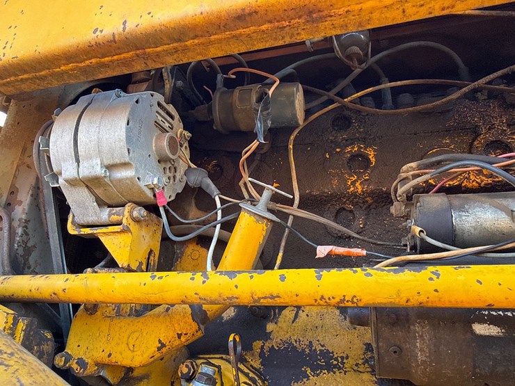 #6925-•-massey-ferguson-mf-30-industrial-tractor-with-front-loader-and-rear-box-scraper-image-11