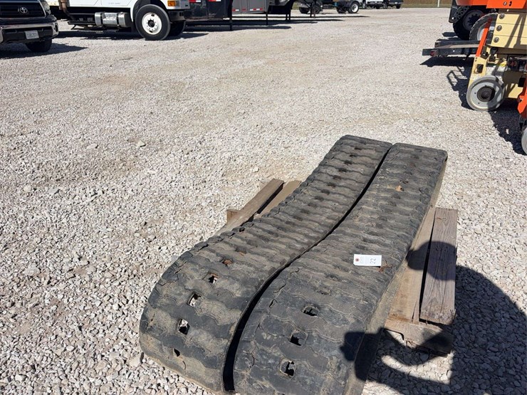 1-set-of-used-tracks-for-cat-259d3-skid-steer-image-3
