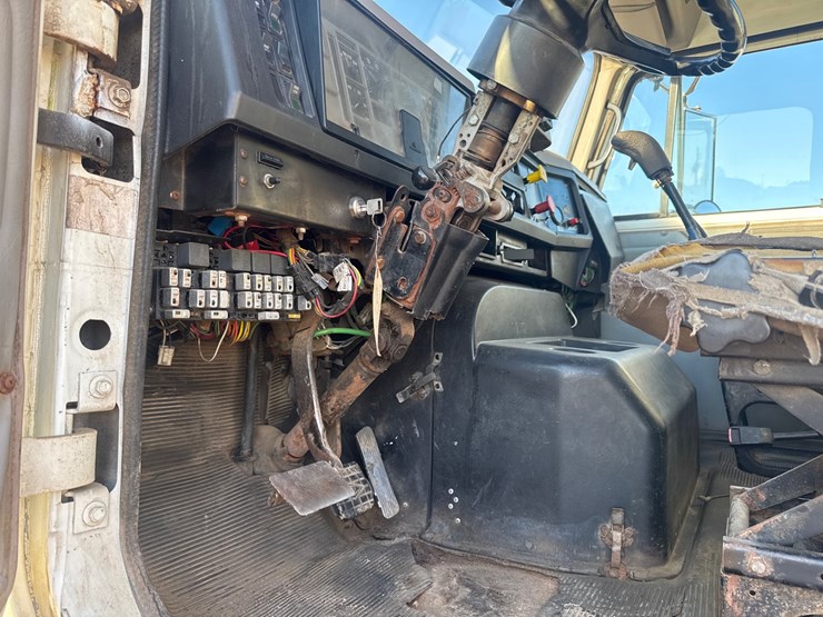 #6904-•-1996-international-8100-6x4-day-cab-semi-truck-(has-wi-title)-image-14