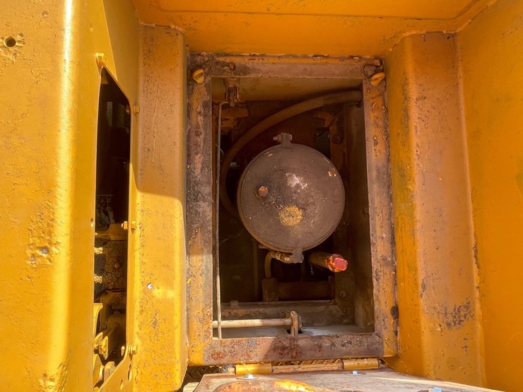 #1910-•-komatsu-d575-1-track-loader-image-28