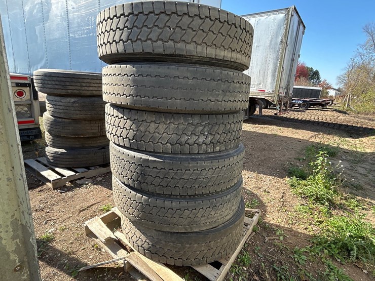 #6961-•-(6)-11r22.5-commercial-truck-tires-image-3