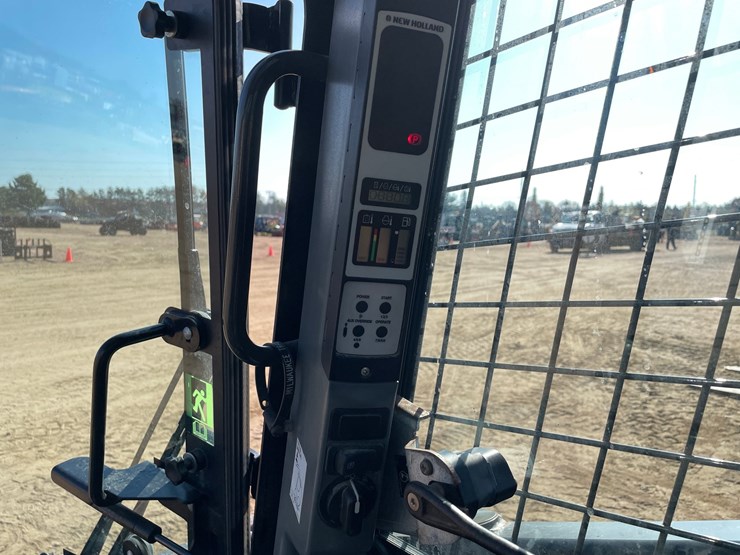 #1906-•-new-holland-l228-skid-steer-image-26