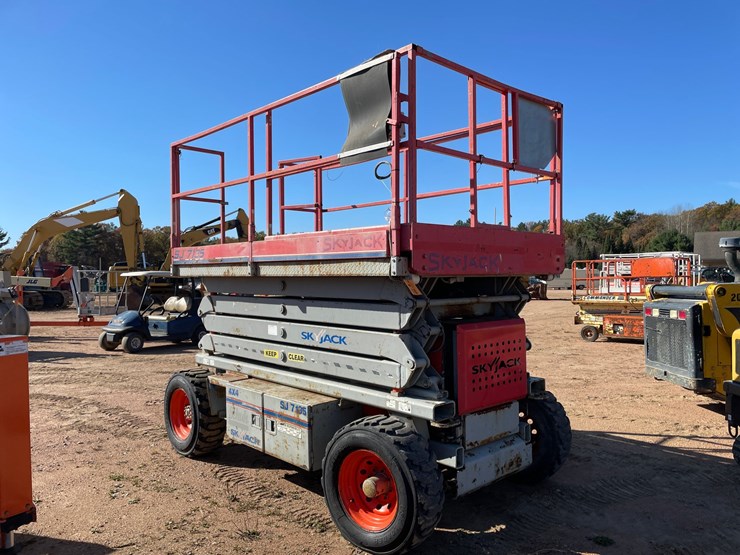 #1878-•-skyjack-sj7135-4x4-off-road-scissor-lift-image-2
