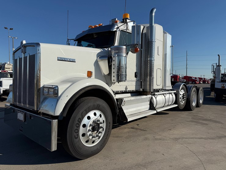 2012-kenworth-w900-tri-axle-heavy-haul-truck-image-2