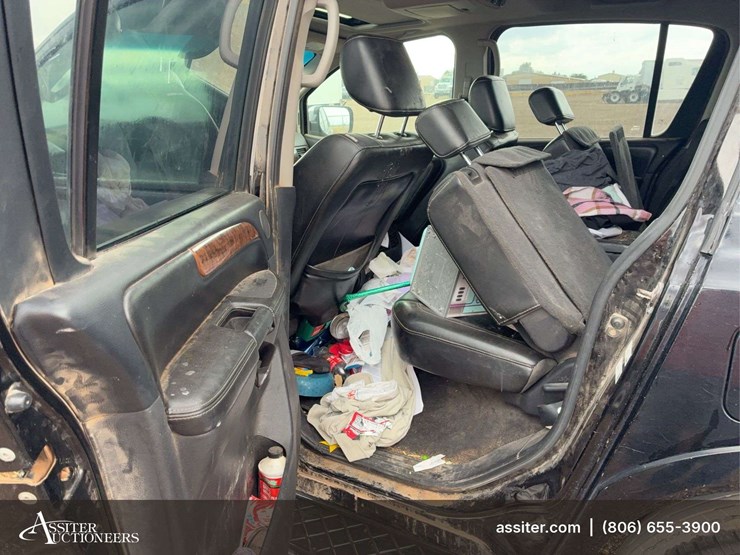 2011-nissan-armada-image-13