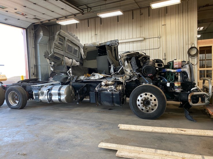 #6984-•-2024-volvo-sleeper-cab-semi-truck-tractor-image-6
