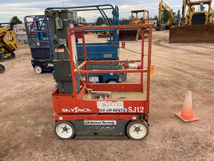 #1922-•-2017-skyjack-sj12-electric-man-lift-image-7