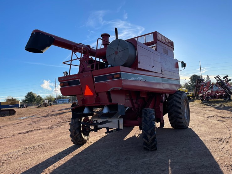 #1898-•-1991-ih-1660-axial-flow-combine-image-7