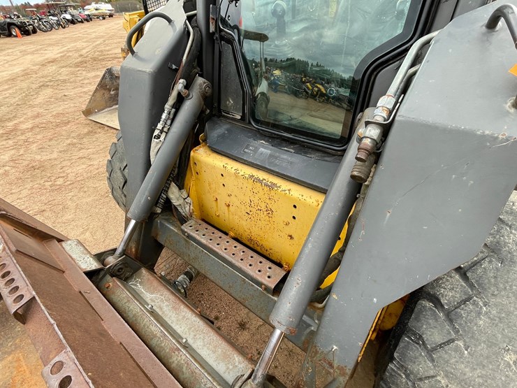 #1083-•-new-holland-l185-wheeled-skid-steer-image-15