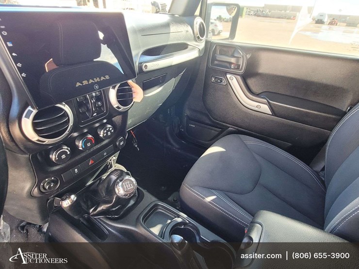 2015-jeep-wrangler-unlimited-sahara-image-13