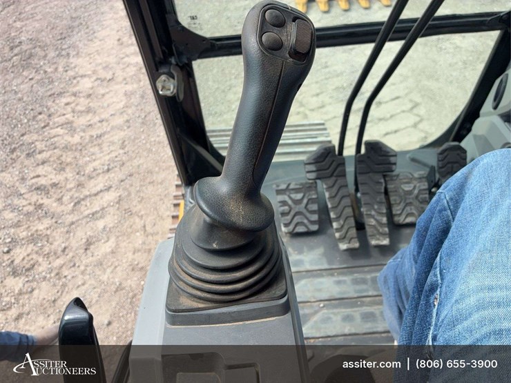 2017-caterpillar-323-image-29