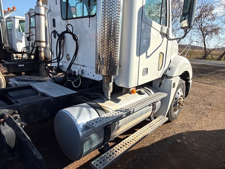 #6905-•-2007-freightliner-day-cab-non-runner-semi-tractor-(wi-title-in-delay)-image-26
