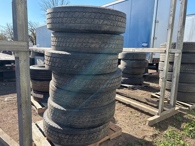 #6958-•-(7)-commercial-truck-tires-image-4