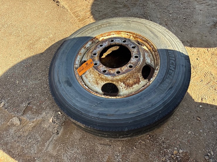 #6979-•-(1)-michelin-x-line-energy-275-80-r-22.5-commercial-truck-tire-mounted-on-steel-wheel-image-1