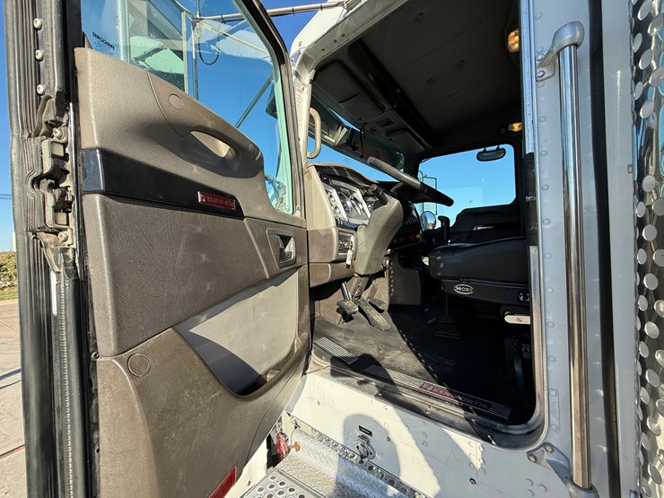 2012-kenworth-w900-tri-axle-heavy-haul-truck-image-14