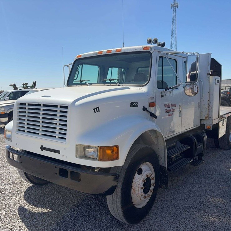 2000 International 4700 flat bed truck, DT466E engine, 4x2, Eaton fuller 10 speed transmission, 18,954 miles, 4 door, 9ft L x 8ft W flat bed with gooseneck ball, 300 gallon transfer tank with pump, 11R22.5 ties, dual fuel tank, W.B: 190, single axle, 10 speed installed year and 1/2 ago, VIN# 1HTSCAA