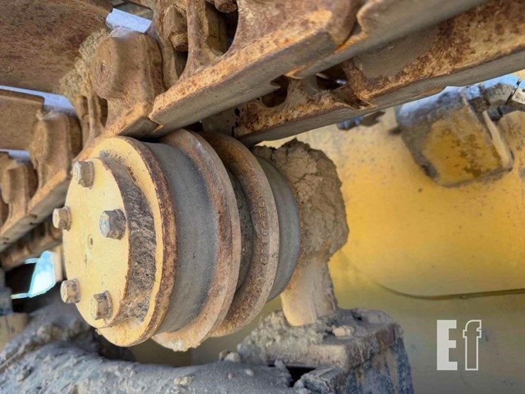 2020-caterpillar-d1-image-29