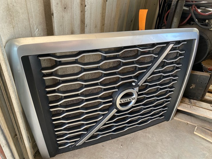 #6985-•-volvo-truck-front-grille-assembly-image-3