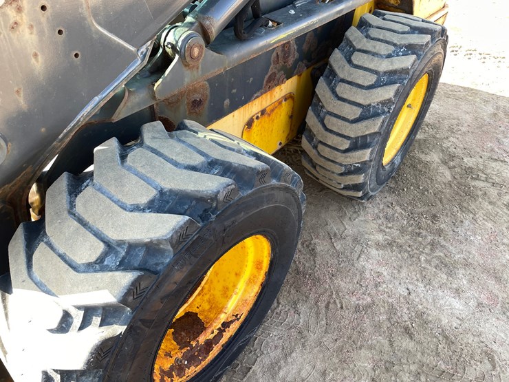 #1906-•-new-holland-l228-skid-steer-image-11