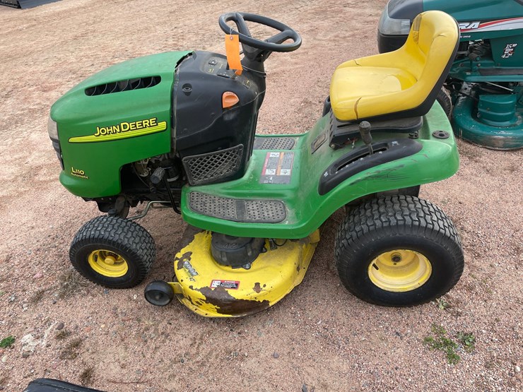 #1011-•-200-john-deere-l110-riding-lawn-mower-image-8