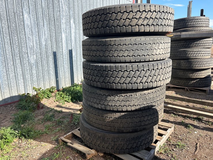 #6961-•-(6)-11r22.5-commercial-truck-tires-image-1