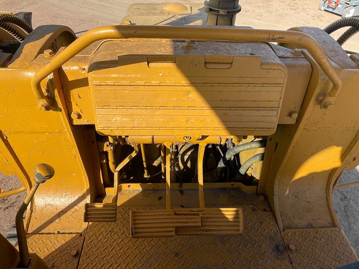 #1910-•-komatsu-d575-1-track-loader-image-22