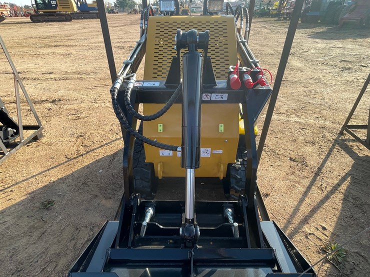 #3238-•-agt-mx-crt23-compact-track-loader-image-12