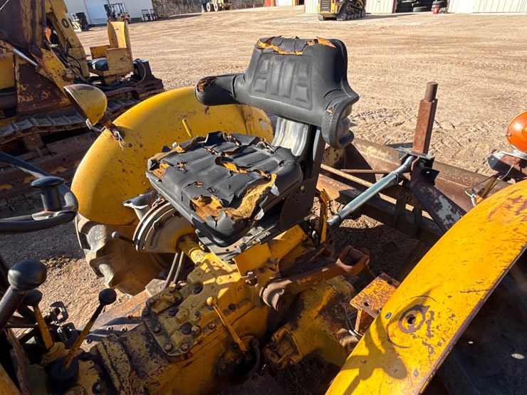 #6925-•-massey-ferguson-mf-30-industrial-tractor-with-front-loader-and-rear-box-scraper-image-12