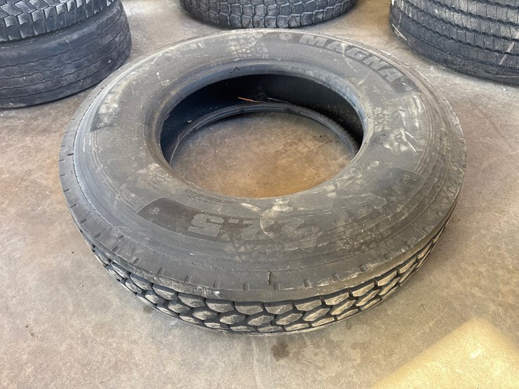#6993-•-(1)-magna-11r22.5-steel-radial-commercial-tire-image-1