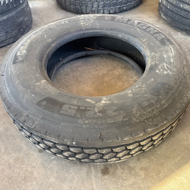#6993 • (1) Magna 11R22.5 Steel Radial Commercial Tire