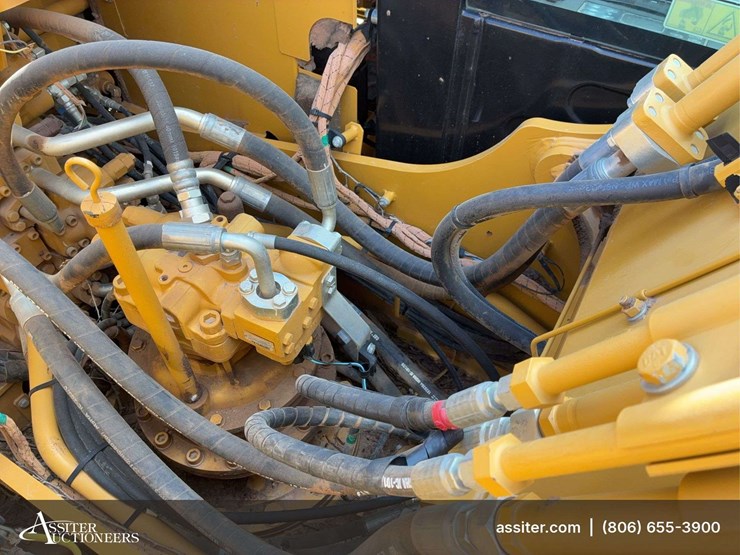 2017-caterpillar-323-image-39