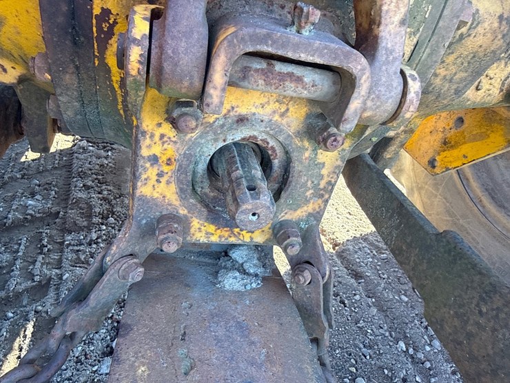 #6925-•-massey-ferguson-mf-30-industrial-tractor-with-front-loader-and-rear-box-scraper-image-16