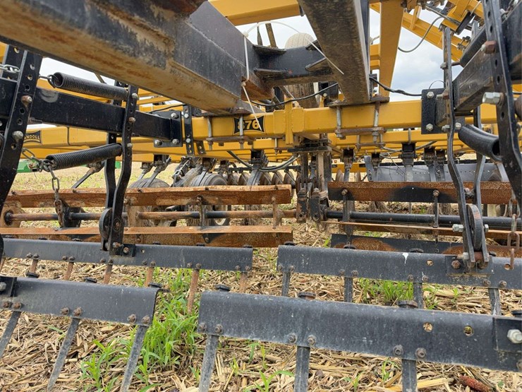landoll-876-tilloll,-35ft,-hd-3-bar-harrow,-c-shank,-17''-blades,-10''-sweeps-image-7