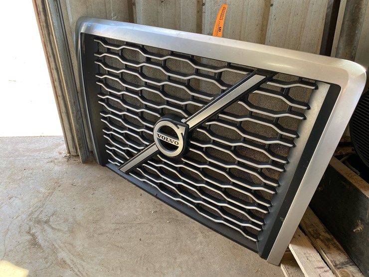 #6985-•-volvo-truck-front-grille-assembly-image-1