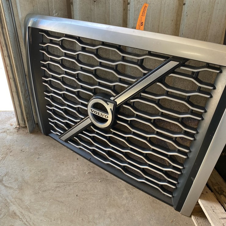 #6985 • Volvo Truck Front Grille Assembly