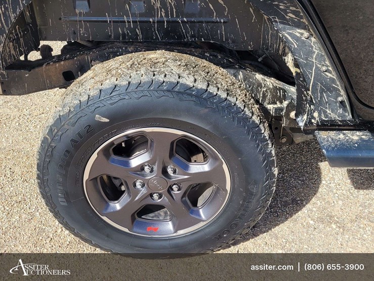 2015-jeep-wrangler-unlimited-sahara-image-22
