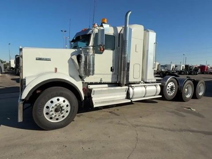 2012-kenworth-w900-tri-axle-heavy-haul-truck-image-1