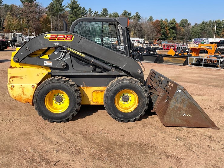 #1081-•-new-holland-l228-skid-steer-image-8