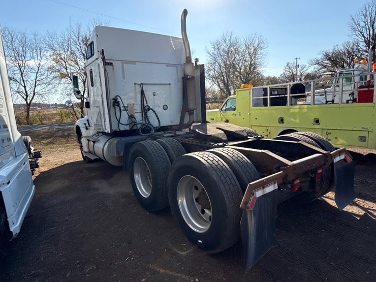 #6906-•-2002-international-9200i-sleeper-semi-truck-tractor-(has-wi-title)-image-6