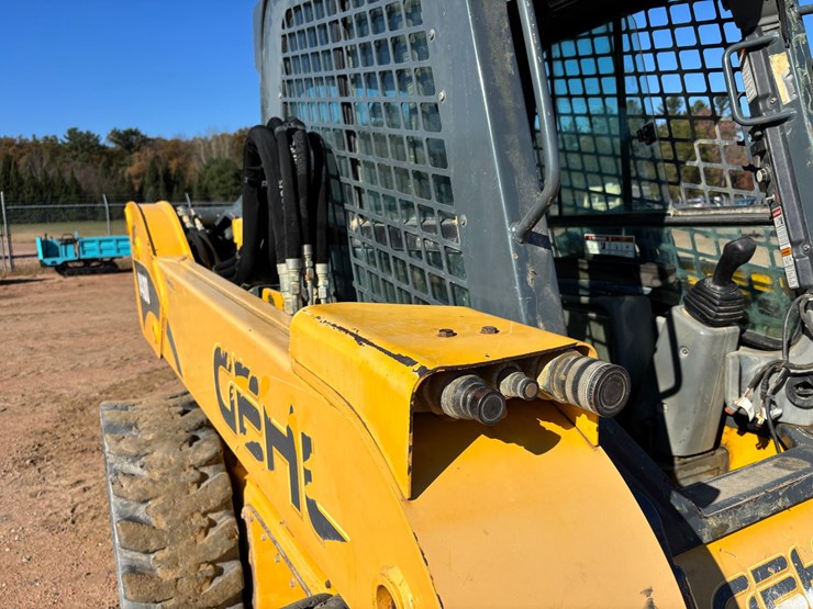 #1888-•-2016-gehl-v400-skid-steer-with-bucket-image-13