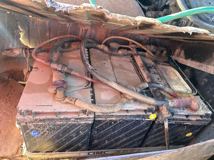 #6903-•-1995-volvo-gm-wg64t-tandem-axle-day-cab-semi-tractor-(has-wi-title)-image-17