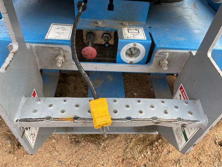 #1902-•-2012-genie-gs-3246-electric-scissor-lift-image-10