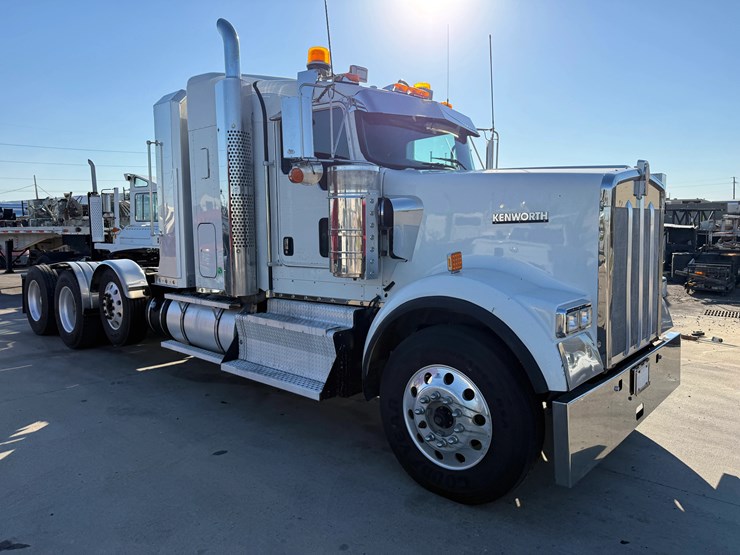 2012-kenworth-w900-tri-axle-heavy-haul-truck-image-4